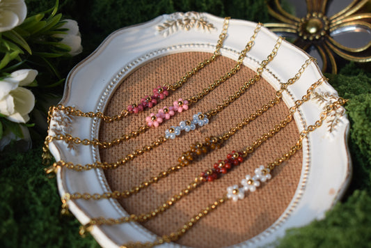 Bracelet féerique avec perles, chaîne dorée ou argent, création artisanale fait main.